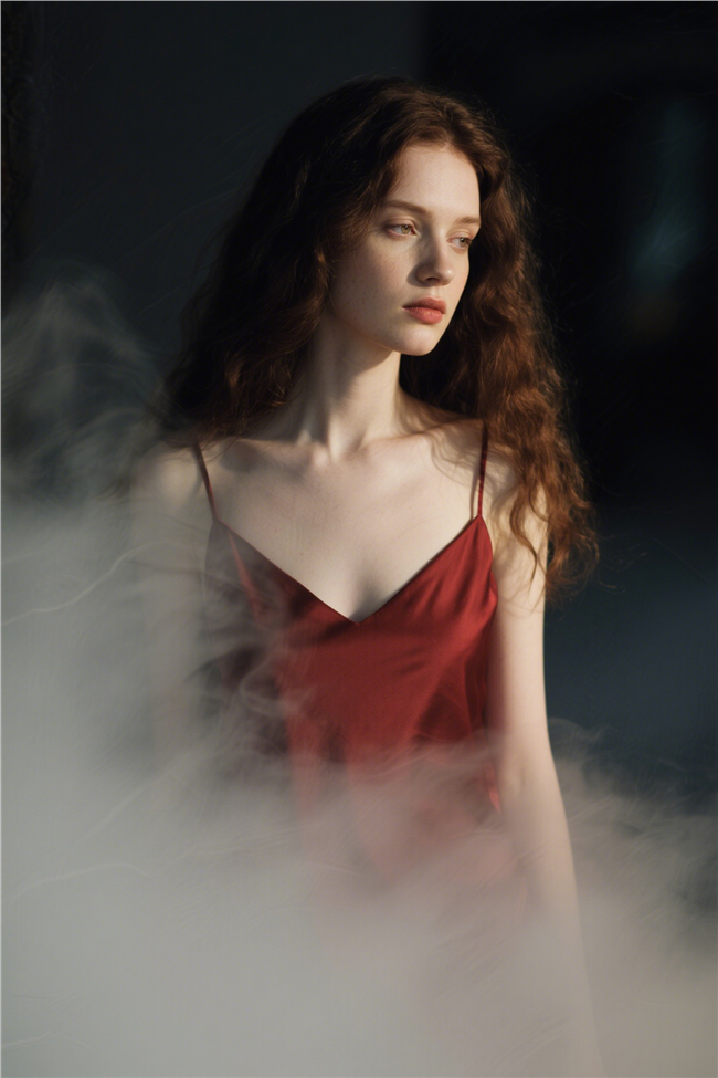 性感红色吊带裙美女电影写真图片