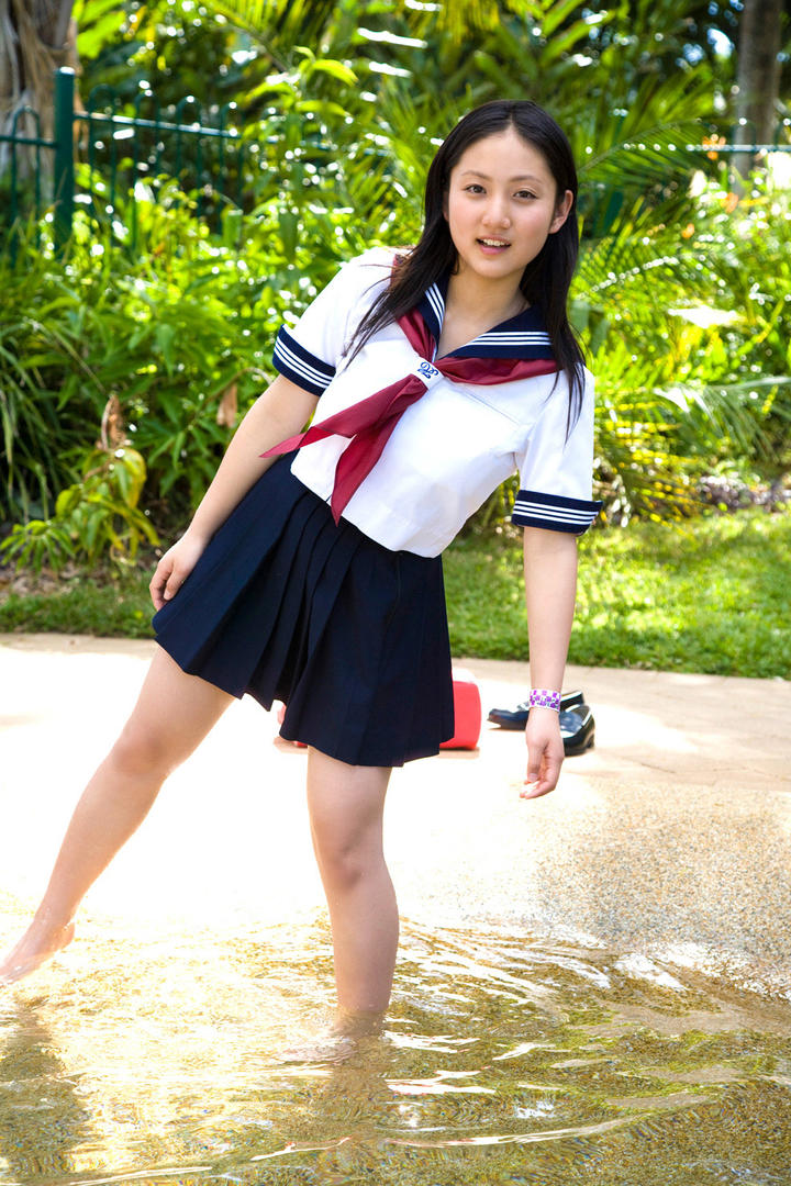 站在小溪中的JK制服日本美女学生图片