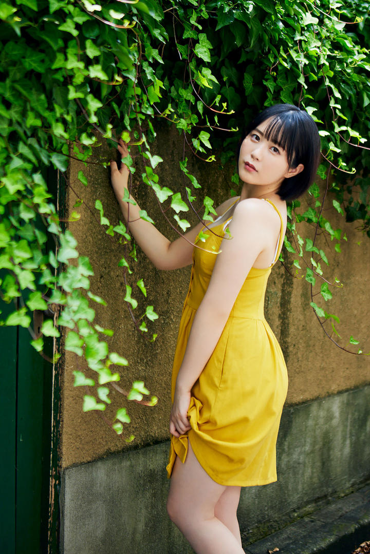 站在墙边的日本甜系女孩街拍短发美女摄影图片