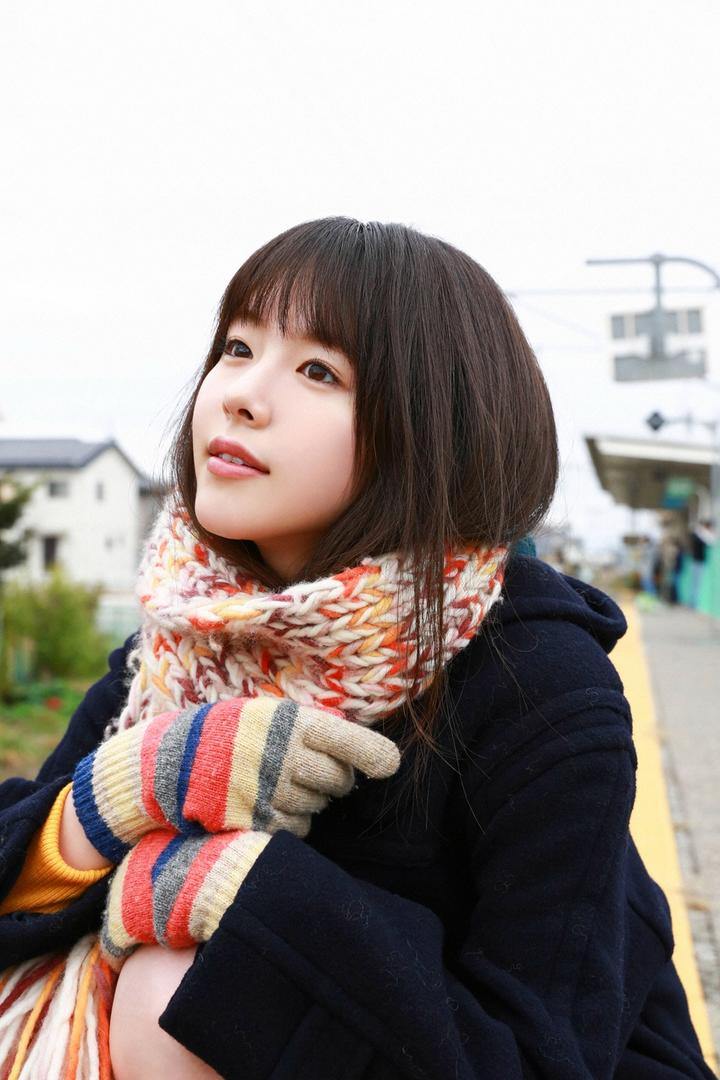 围着围巾的日本清纯美女写真
