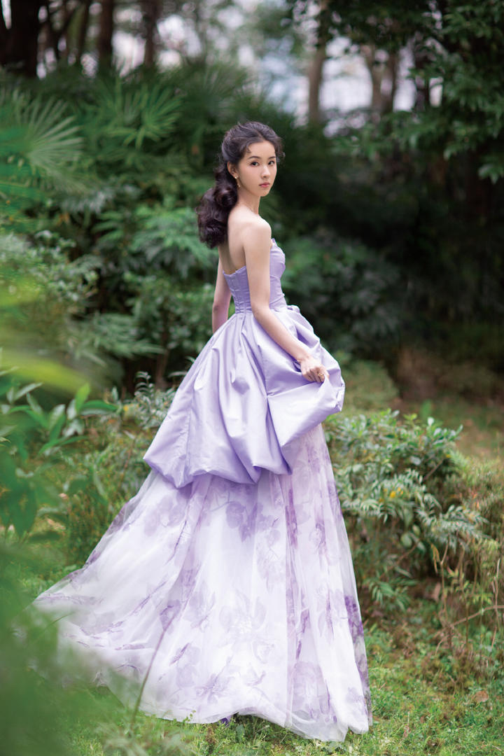中国美女明星陈都灵紫色长裙户外高清写真图片