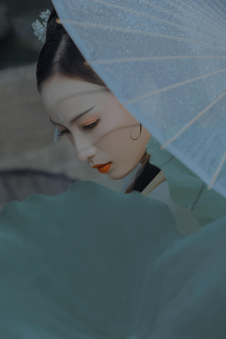 撑着伞的高清古典美女图片