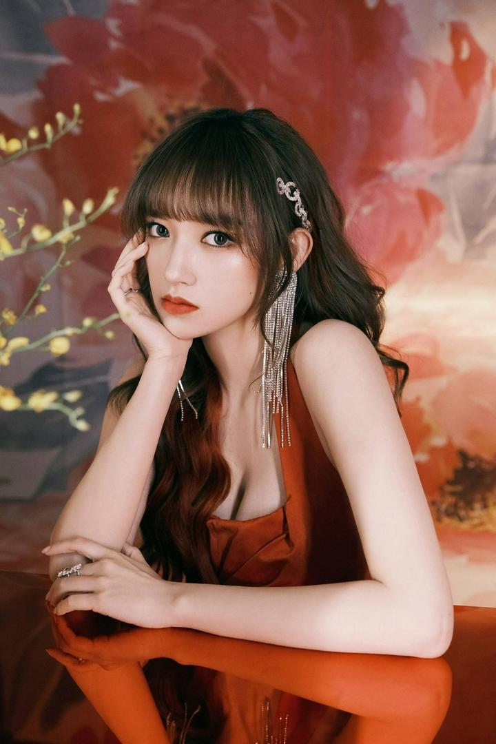美女明星程潇性感玫瑰红露背短裙着身诱惑写真图片