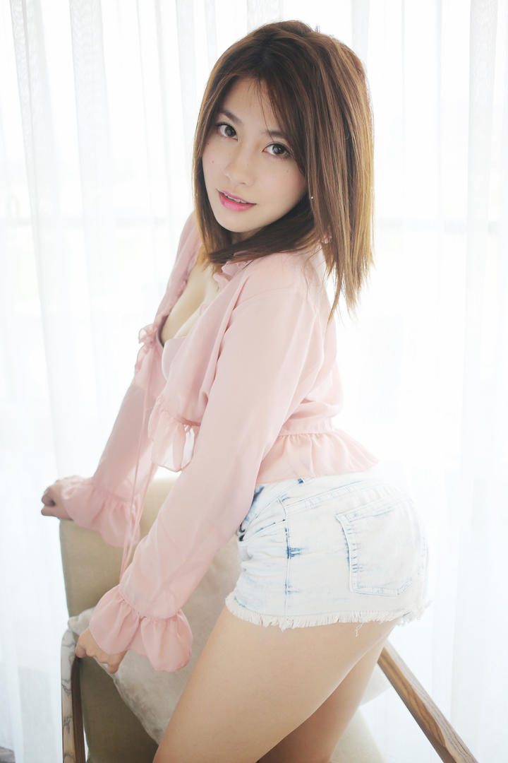 椅子边的极品性感气质女神图片