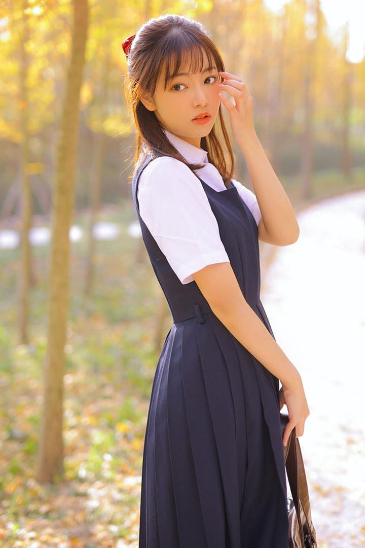 站在湖边的清纯美女仙气飘飘女生头像图片