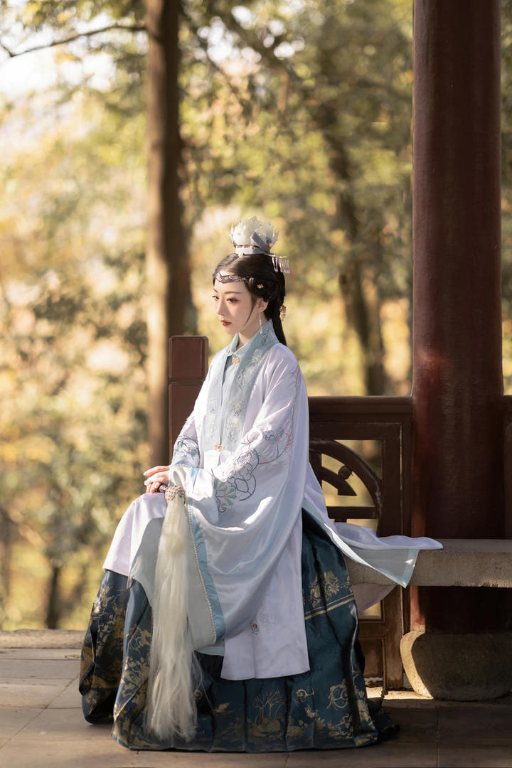 坐在亭子里休息的古装道姑美女写真图片