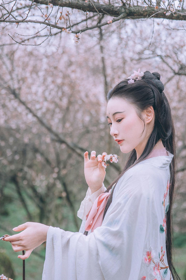 欣赏桃花的古装美女图片