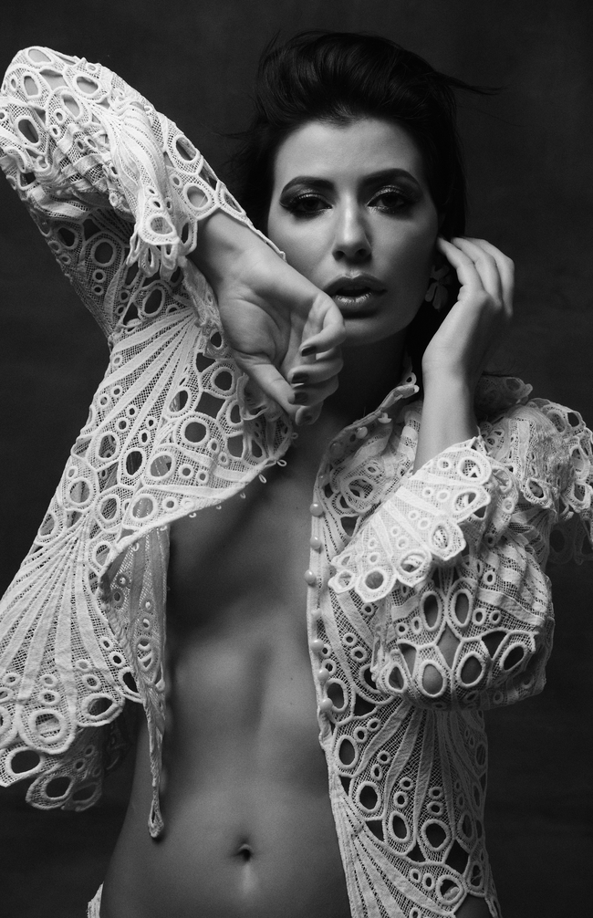 欧美大胆黑白艺术风格美女人体摄影图片