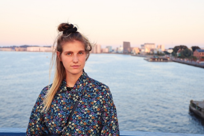 欧美半丸子头美女图片