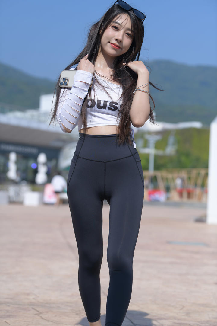 街拍黑色紧身裤美女写真图片大全