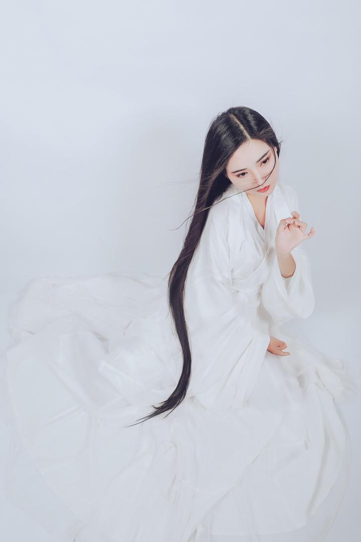 穿着汉服的古装美女艺术写真图片