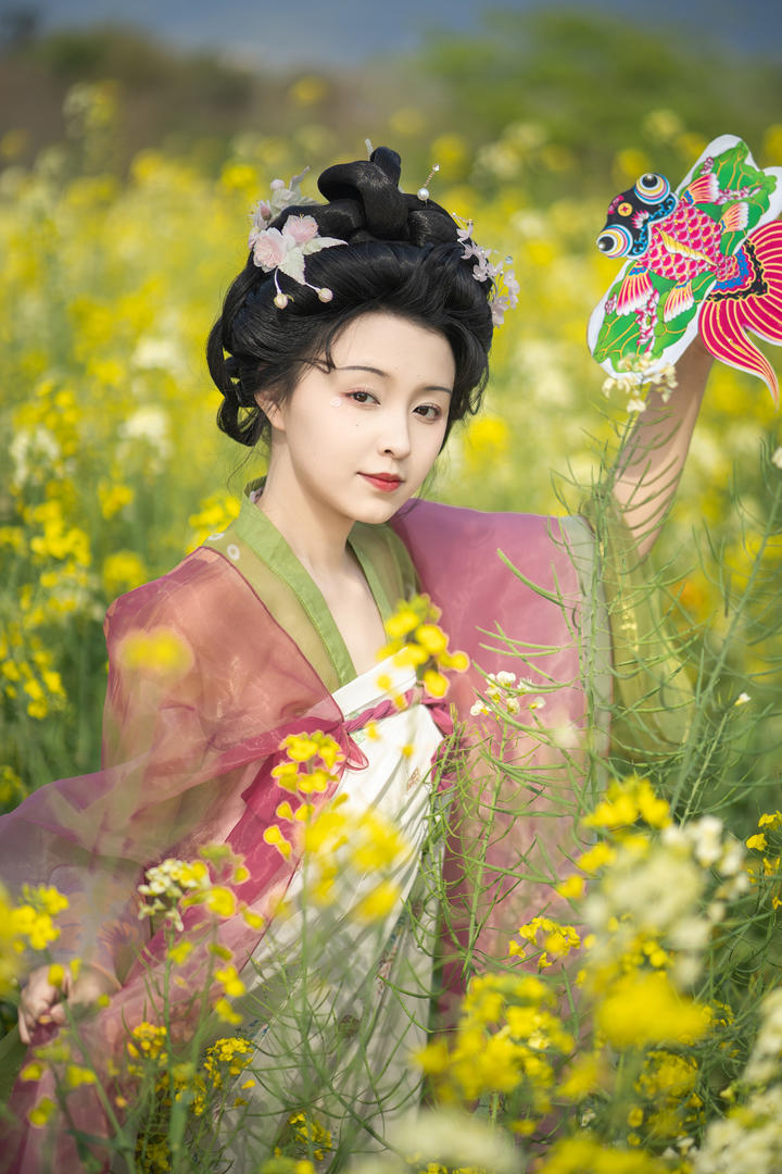 花园里放风筝的东风古典美人个人艺术照