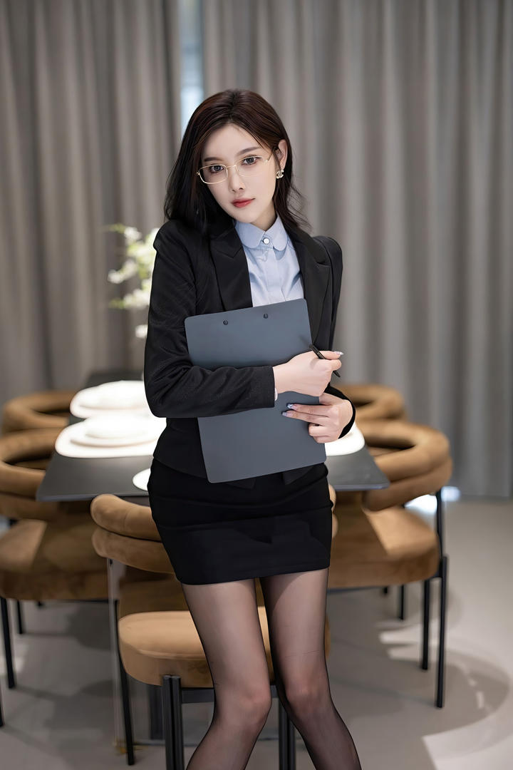 气质出众的性感制服黑丝美女杨晨晨798艺术写真图片