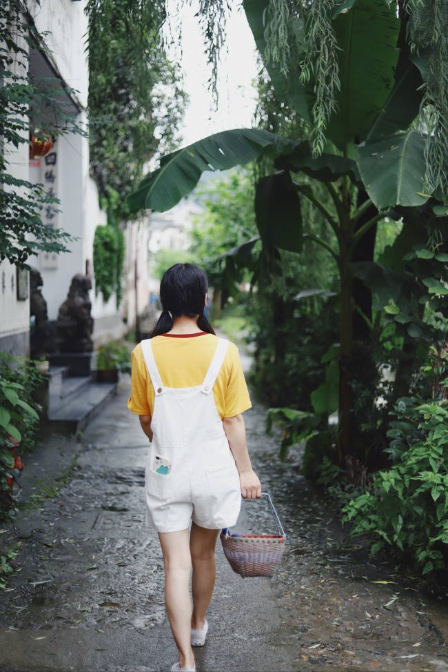 背带短裤美女背影图片