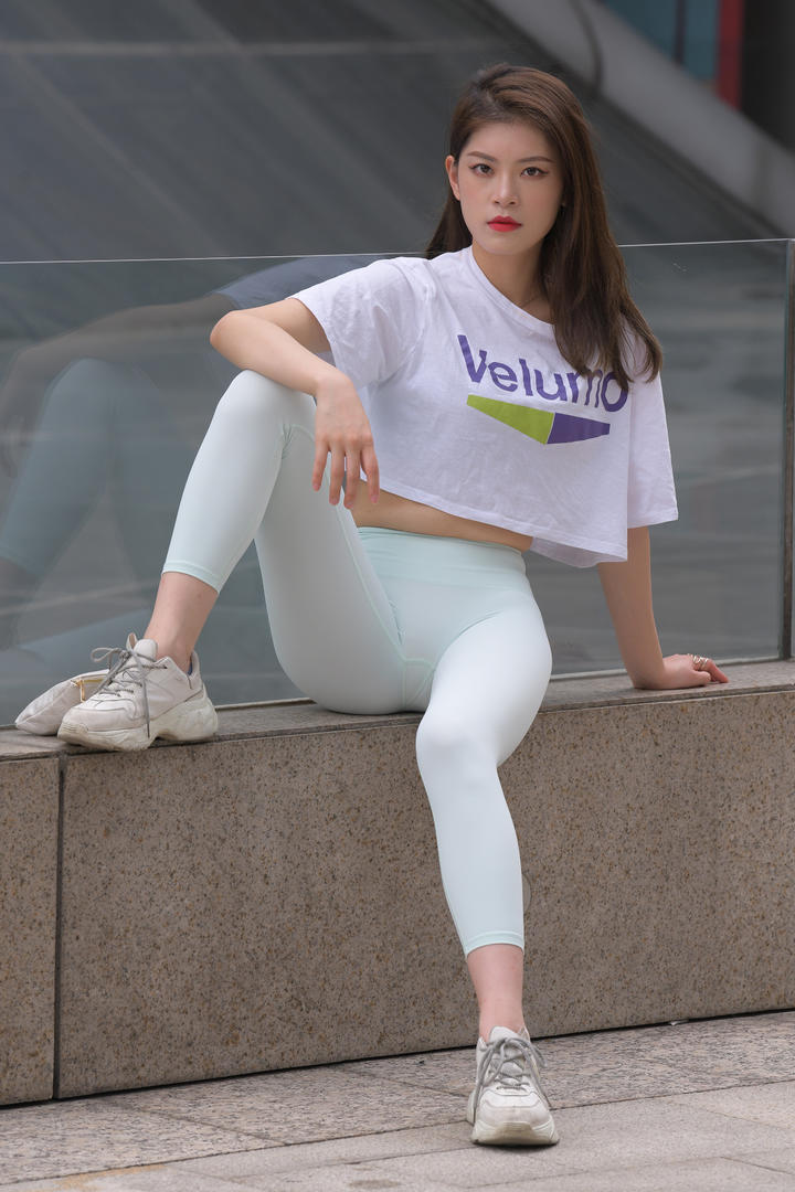 街拍美女浅绿紧身裤性感图片