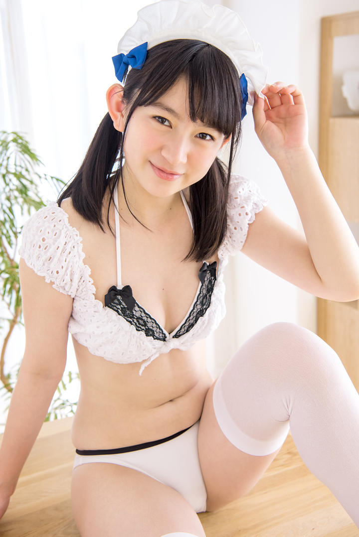 坐在桌子上的日本性感制服美女图片