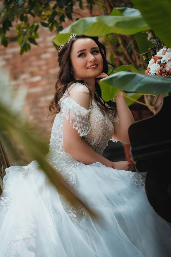 美女白色婚纱裙写真图片