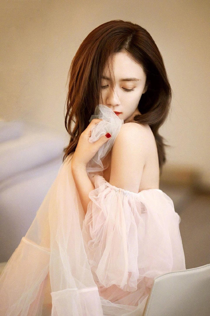 露出白嫩香肩的中国女明星刘芸图片