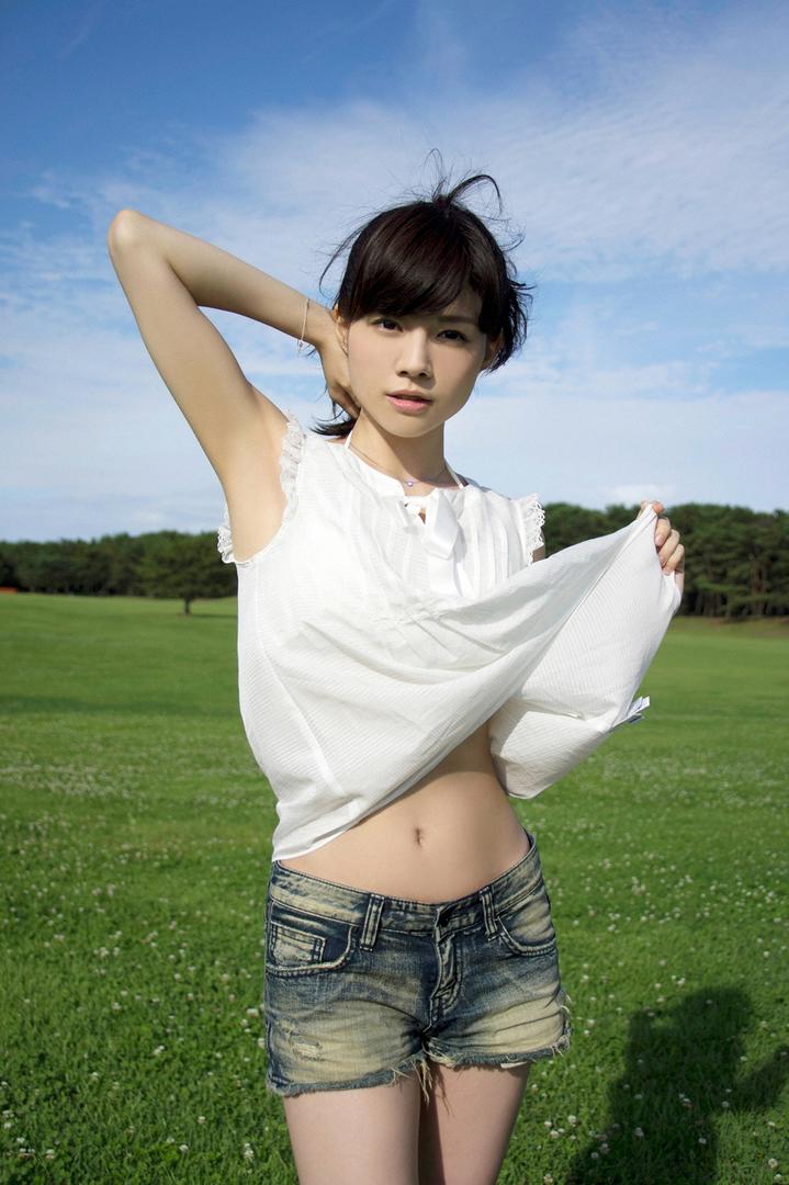穿牛仔裤的日本清纯女生户外写真图片