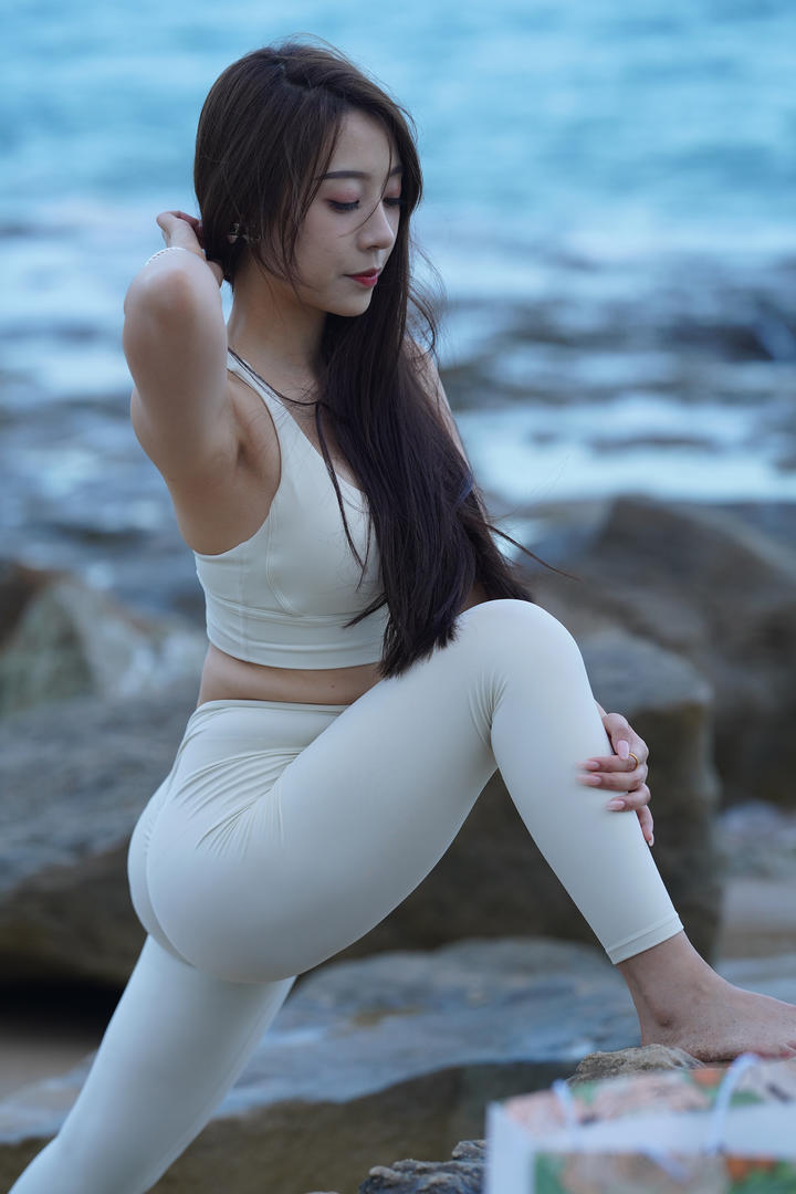 丰满蜜桃臀紧身裤美女模特海边人体艺术写真图片