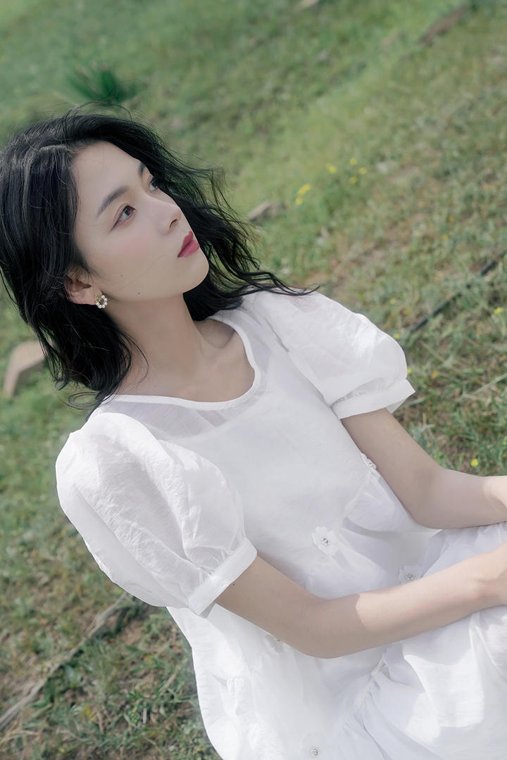 草地上的甜美女明星陈瑶初图片