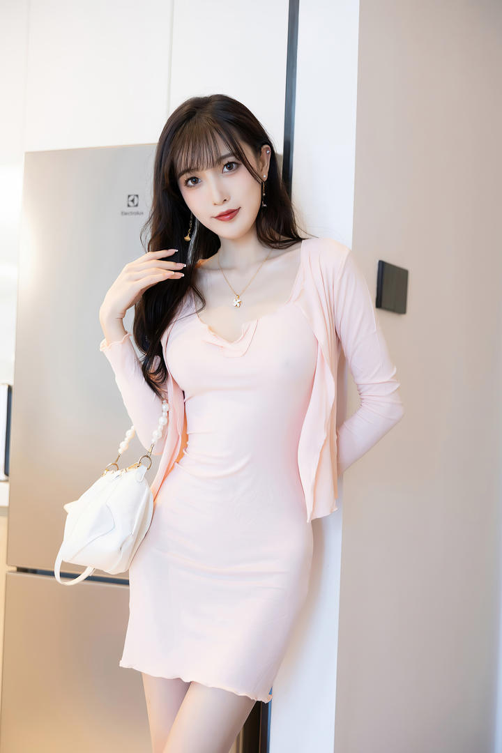 穿粉色超短裙的高清美女模特林星阑唯美写真图片