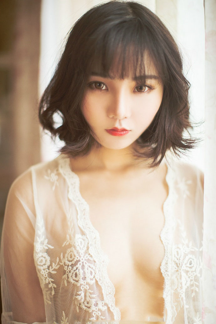 诱人少妇的蕾丝私房写真