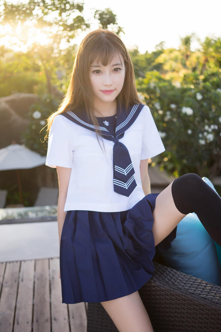 坐在椅子上的清纯制服超短裙美女