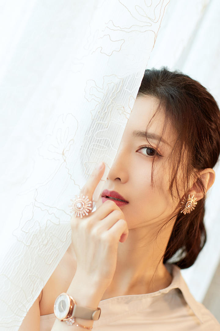 窗帘后面的极品女神江疏影写真