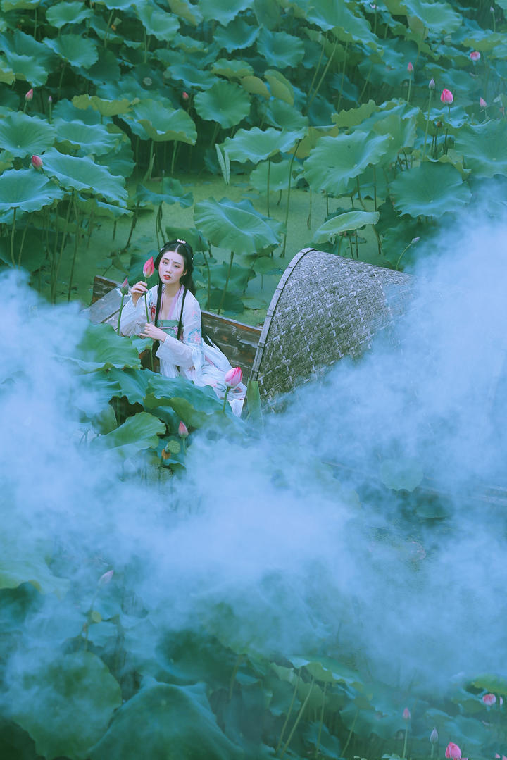 坐在木船上的高清古典美女图片