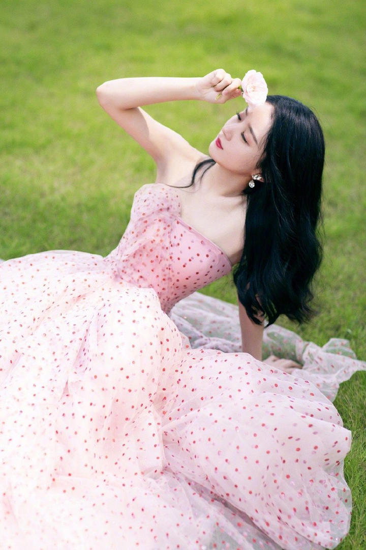 赵丽颖波点裙性感写真图片