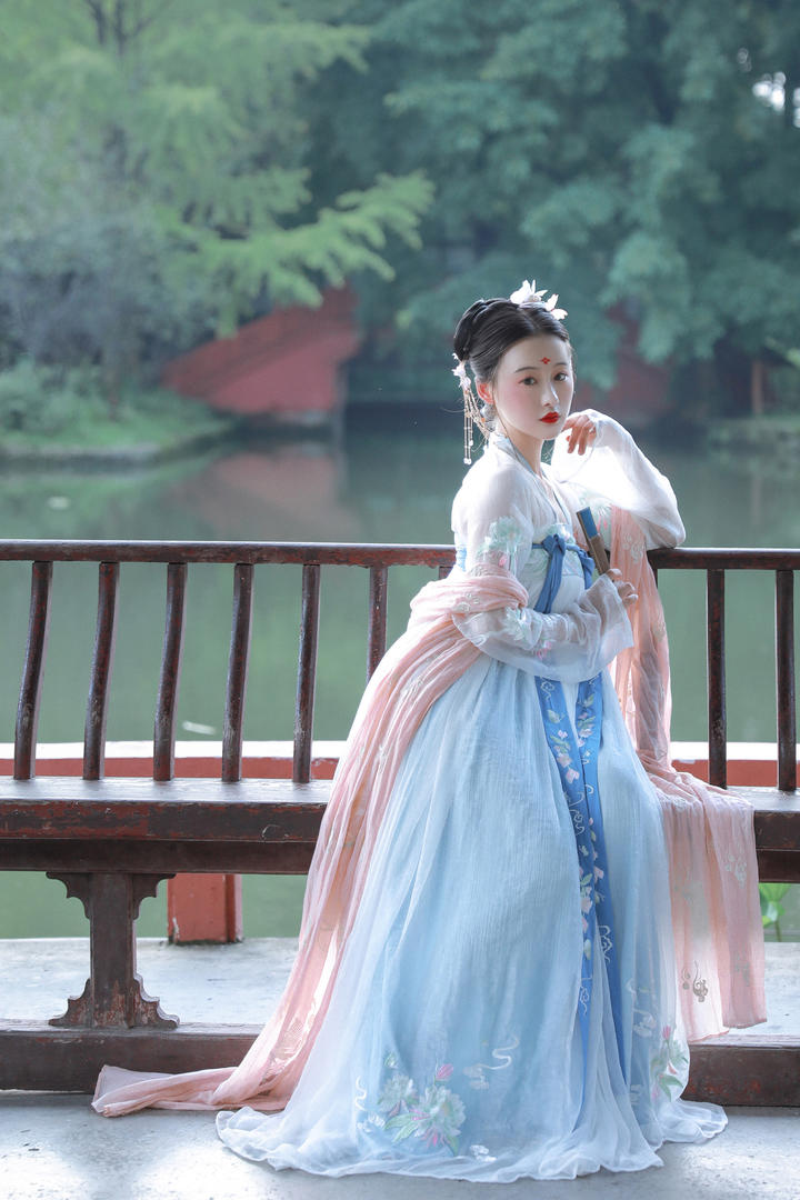 坐在湖边的唯美古装美女图片