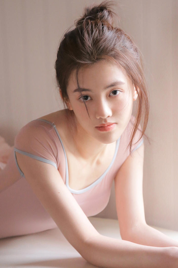 扎着丸子头的美女头像女生简单气质图片