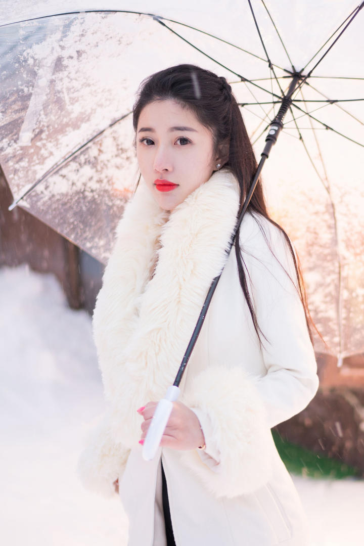 撑着伞的高清美女艺术写真