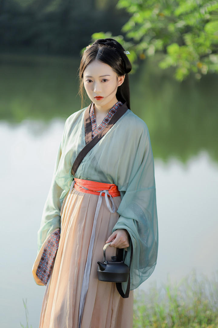湖边提着茶壶的唯美小清新古装汉服美女写真图片