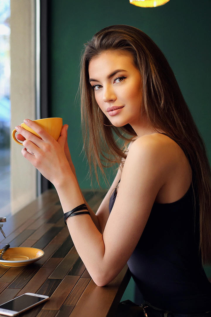 喝咖啡的欧美气质美女写真图片