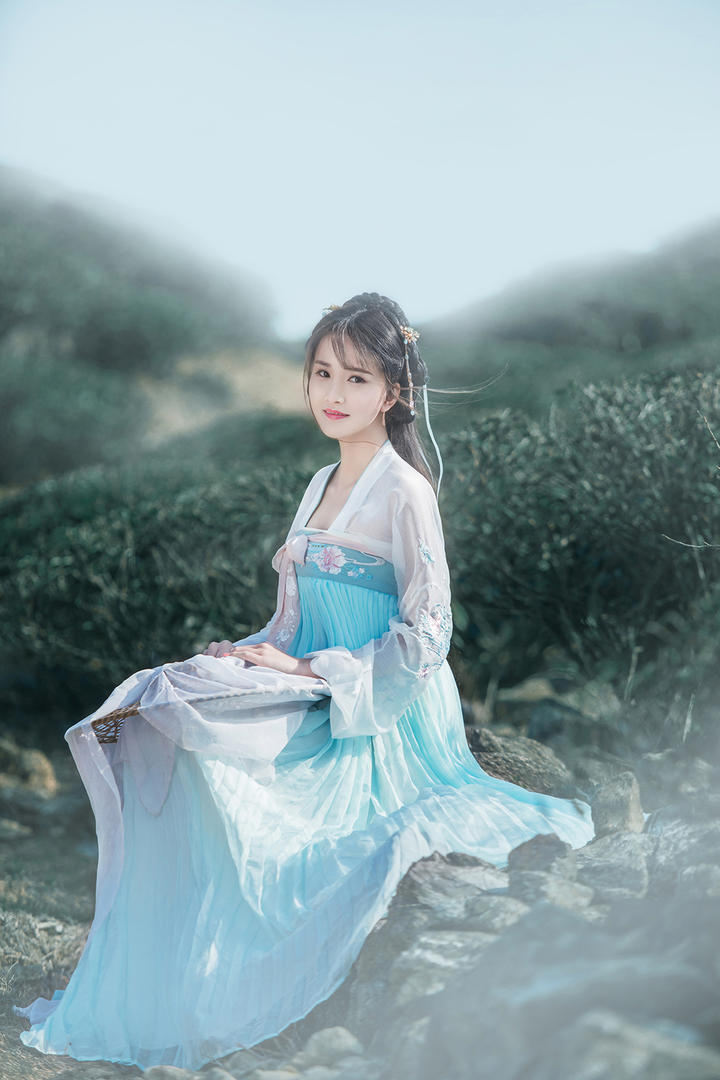 茶园里的清纯古装美女图片