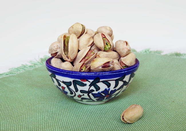 一碗炭烤开心果图片