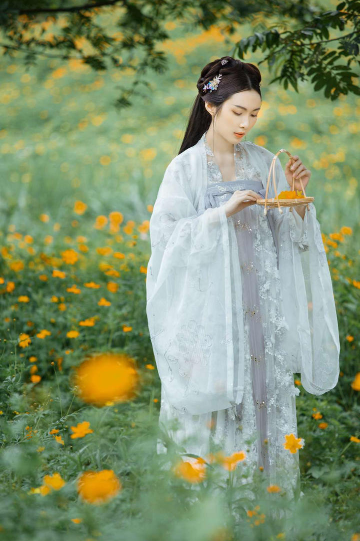 穿着汉服的漂亮古装美女户外写真图片