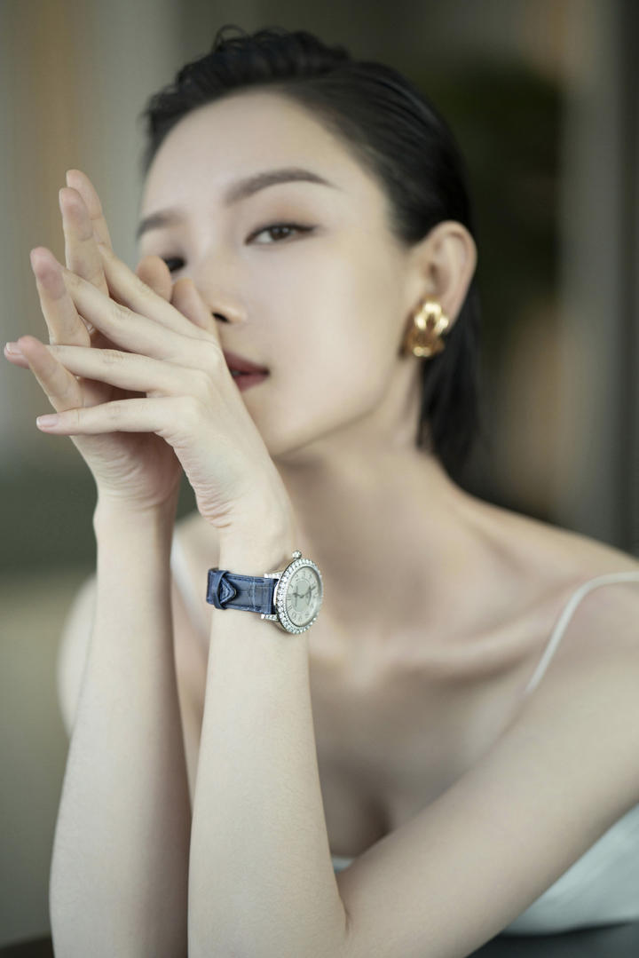 倪妮抹胸吊带迷人性感写真图片