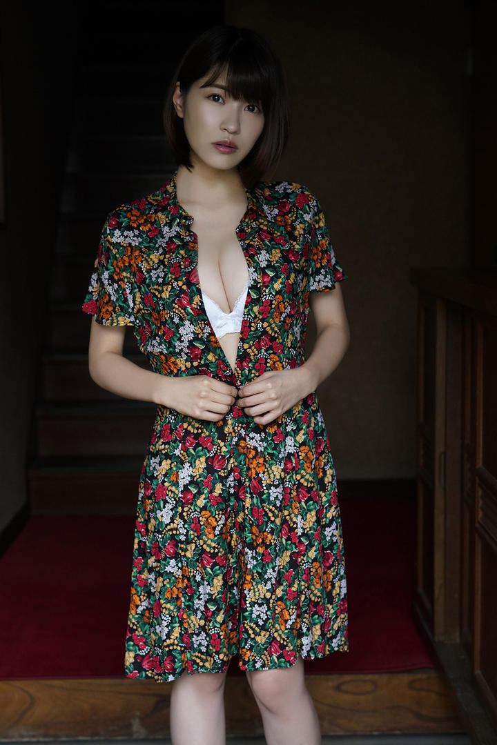 高清日本性感短发美女脱衣服图片