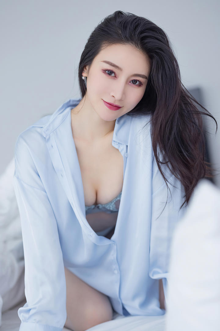 趴在床上的成熟御姐Vanessa高清性感美女图片