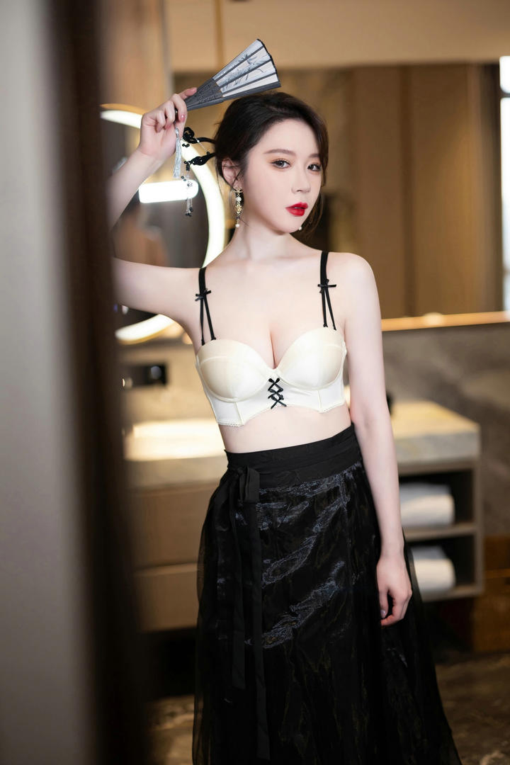90后古装性感美女梦模特心玥内衣诱惑图片