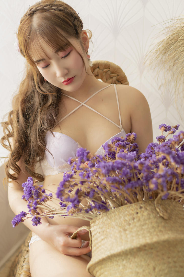 拿着花篮的性感美女图片顾盼兮
