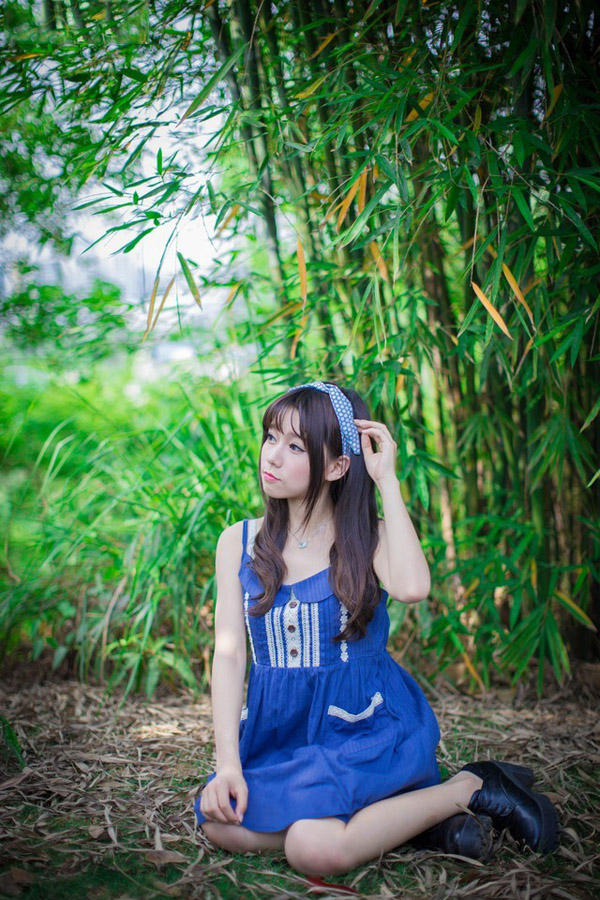 夏日微风下的清纯少女