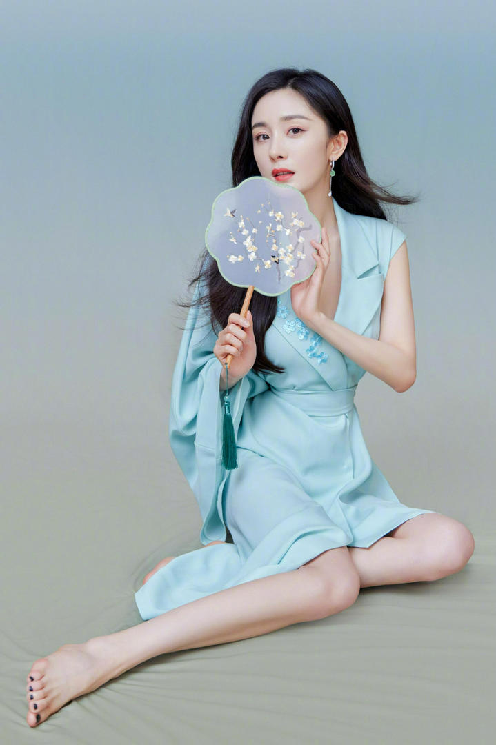 穿着浅蓝色长裙的美女明星杨幂图片