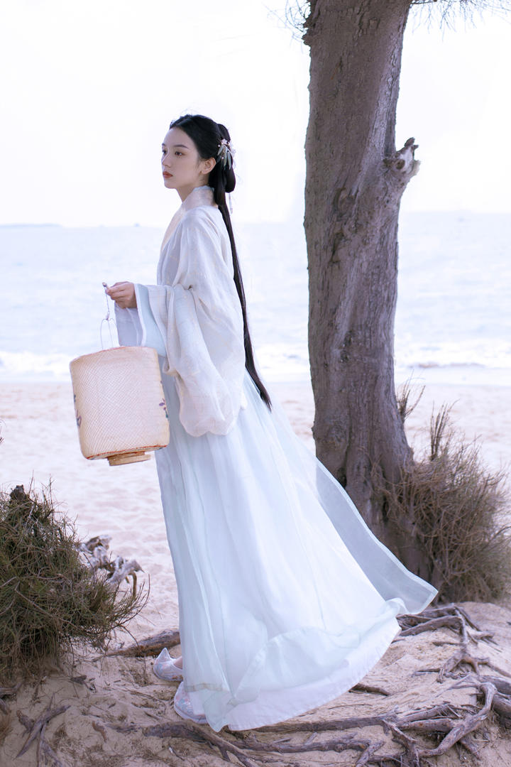 宛若仙女的白衣古装美女唯美摄影图片