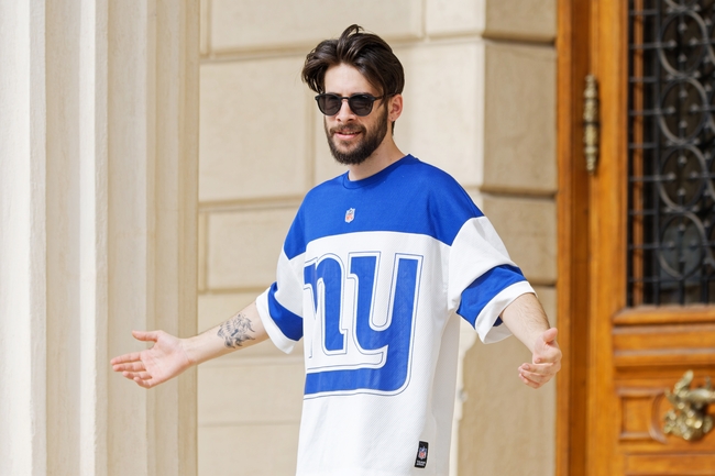 欧美休闲风戴墨镜帅哥图片