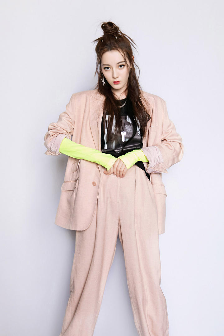 气质长腿美女明星迪丽热巴写真