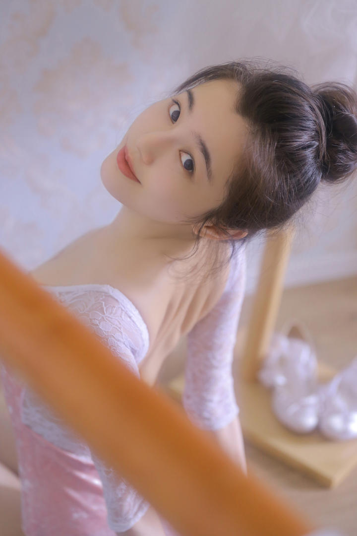 跳芭蕾舞女生极品粉嫩美女艺术照